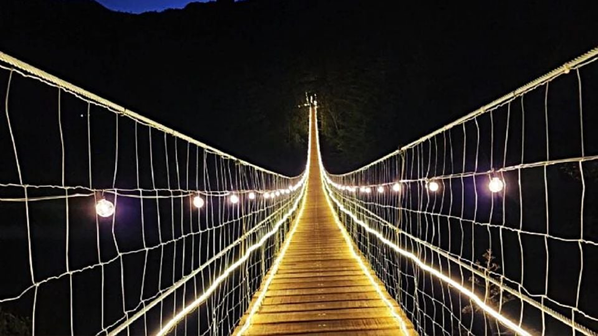 ¿Te atreves? Recorre de noche este parque con puentes colgantes llenos de luz en Hidalgo