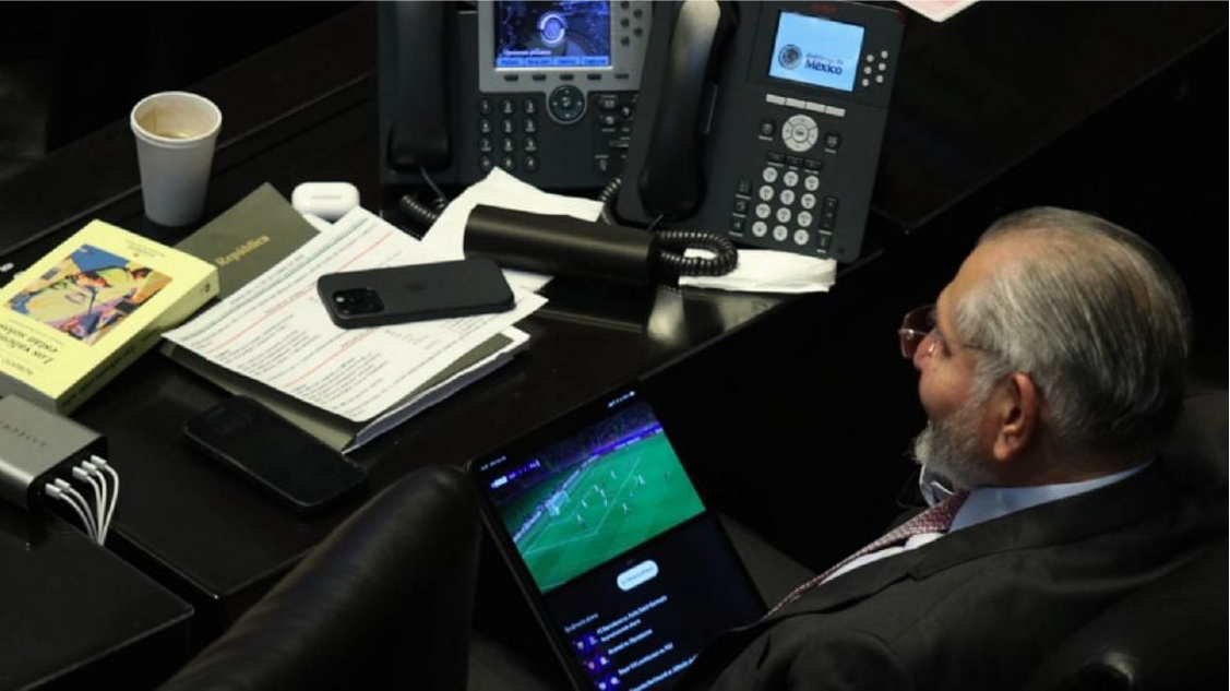 Captan a Adán Augusto viendo el Barça vs PSG en plena sesión del Senado
