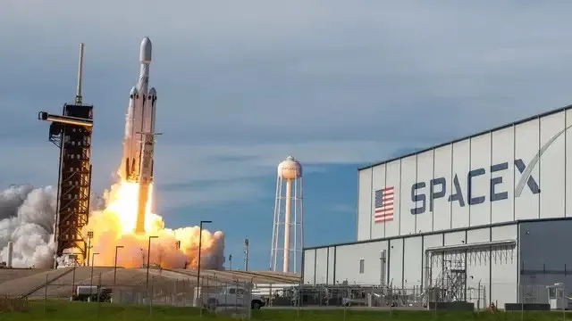 La sombra espacial de SpaceX: cuando los satélites secretos rompen las reglas de las ondas