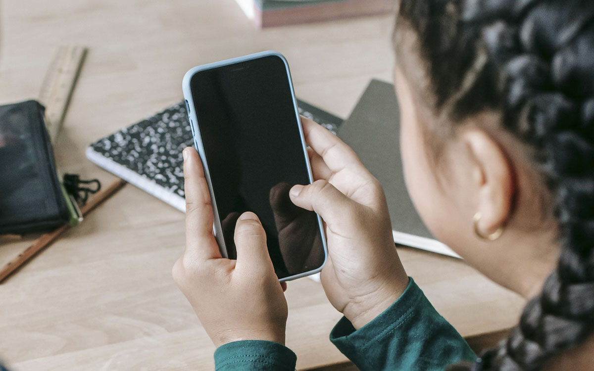 Control parental en celulares mejora el sueño y el rendimiento escolar en adolescentes