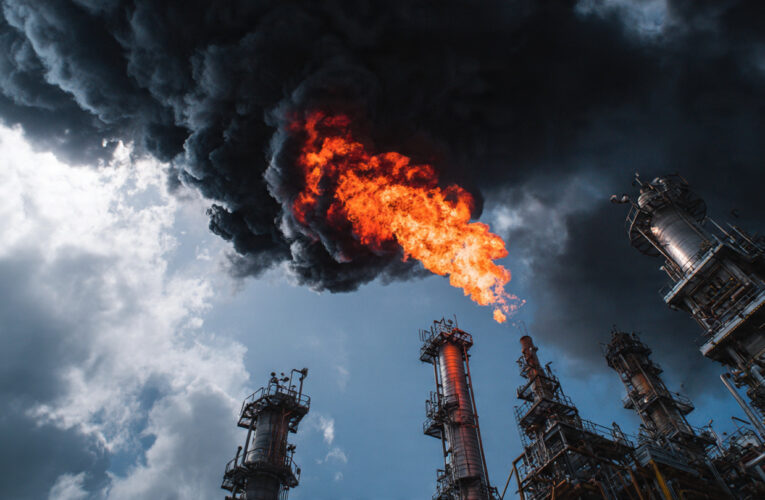 Falla regulatoria en Pemex: quema de gas daña comunidades en Tabasco