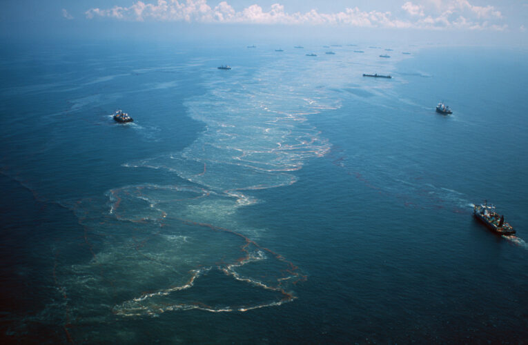 Despliegue masivo en el Golfo de México para contener derrame costero