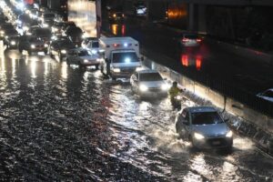 Lluvias colapsan la CDMX: inundaciones, caos vial y caída de árboles paralizan la capital